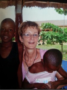 Frau Schrödter mit einem Kind aus dem Waisenhaus "Upendo home"