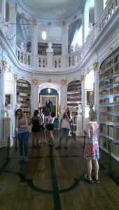 Im Tempel der Literatur - in der Anna-Amalia-Bibliothek werden Bücher zu einem fast religiösen Objekt, das man bestaunt. Aber: man kann die Bücher auch immer noch ausleihen - natürlich nicht, um diese nach Hause mitzunehmen.