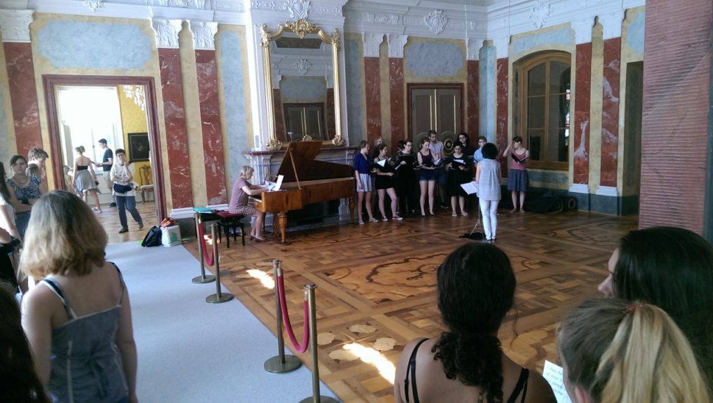 Während unserer Schlossbesichtigung probte der Chor der Musikgymnasiums Weimar. Es war ziemlich beeindruckend, wie die wenigen Mädchen und Jungen einen solchen tollen Sound hinbekamen.