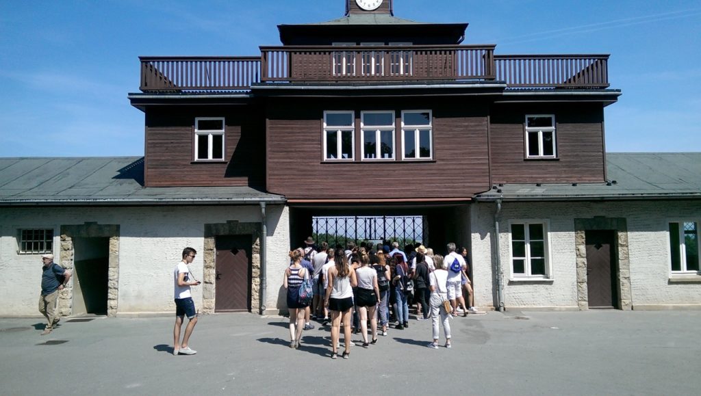 Der Eingang des ehemaligen Konzentrationslagers Buchenwald, heute Gedenkstätte