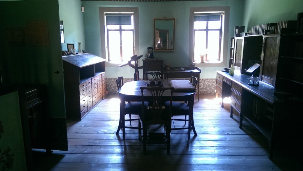 Das Arbeitszimmer Goethes in seinem Haus am Frauenplan in Weimar. Hier entstanden und vollendete Goethe viele seiner Werke.