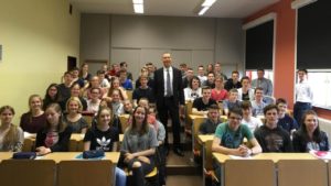 Gemeinsames Foto Prof. Zurbuchen und Schülerinnen und Schüler der naturwissenschaftlichen Leistungskurse