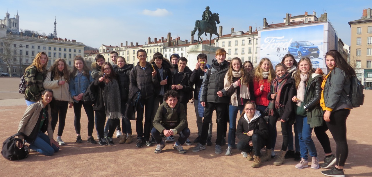 Unsere französischen und deutschen AustauschschülerInnen am 22. März 2018 auf der Place Bellecour in Lyon